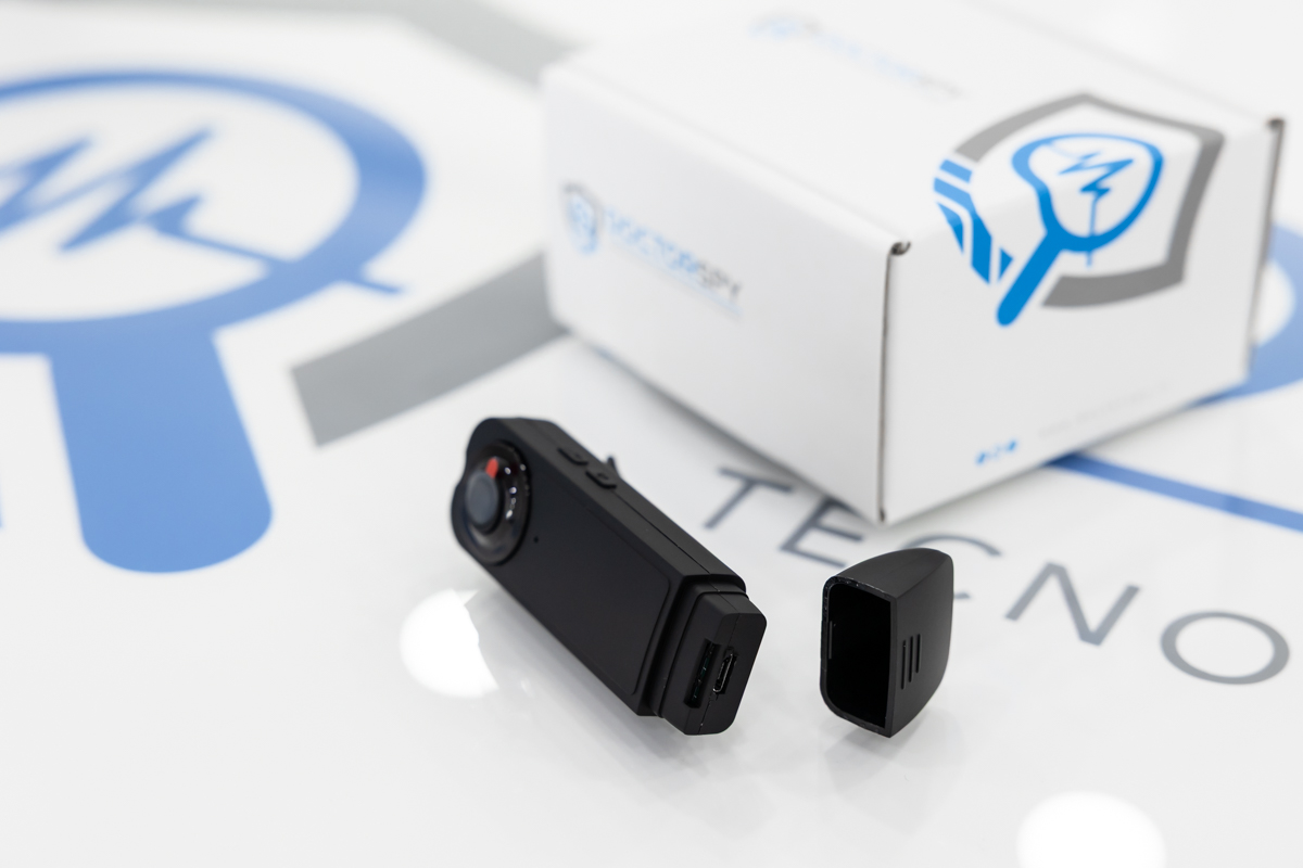 Bodycam aperta con copertura rimossa per mostrare la porta micro USB e l’alloggiamento microSD CAM.01