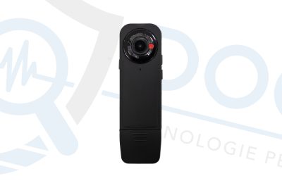 Vista frontale della bodycam nera Full HD con lente centrale e design compatto, ideale per videosorveglianza indossabile CAM.01