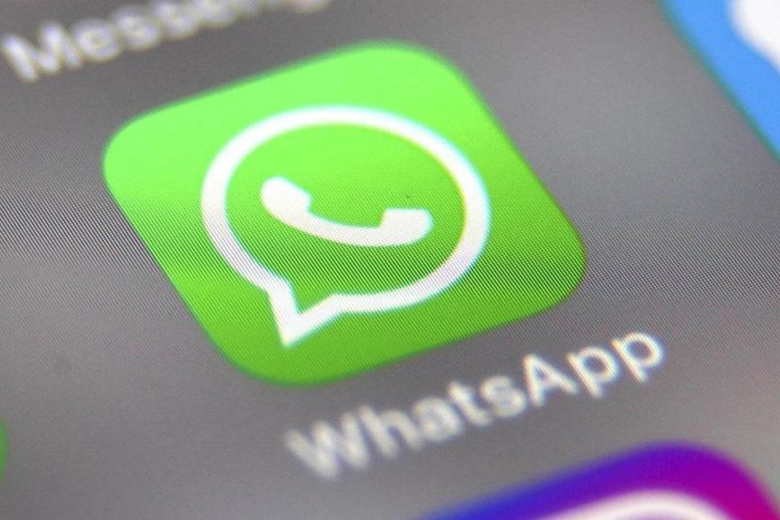 Un'immagine dell'app di WhatsApp installata su un telefono cellulare