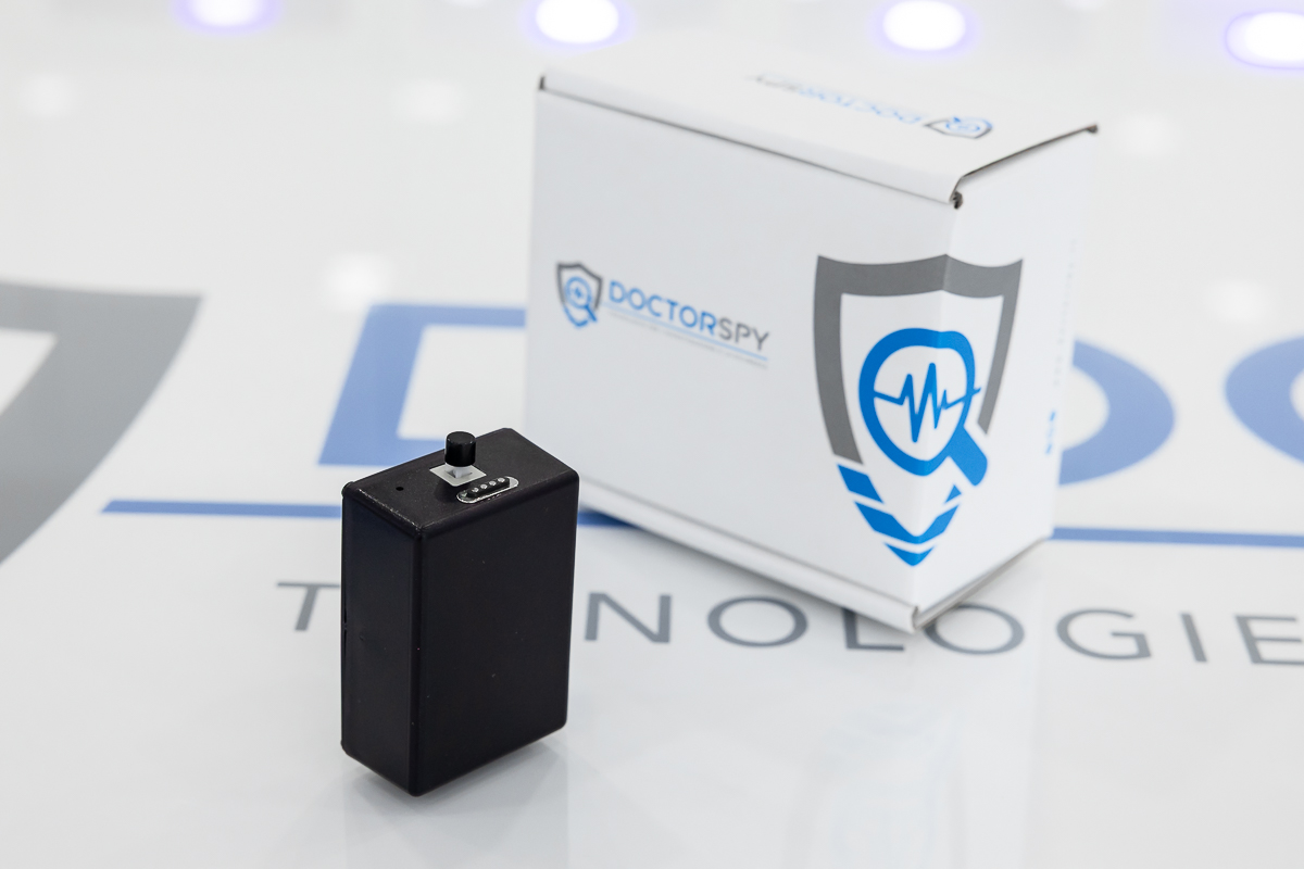 Mini registratore spia con funzionamento in attivazione vocale e scocca calamitata con memoria integrata da 8 GB e lunga autonomia in stand-by REC.V.43