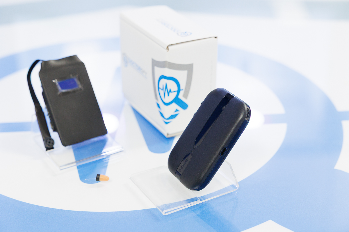 Kit Micro Auricolare GSM con Microcamera a Bottone per Lettura Testi e Router - immagine 3