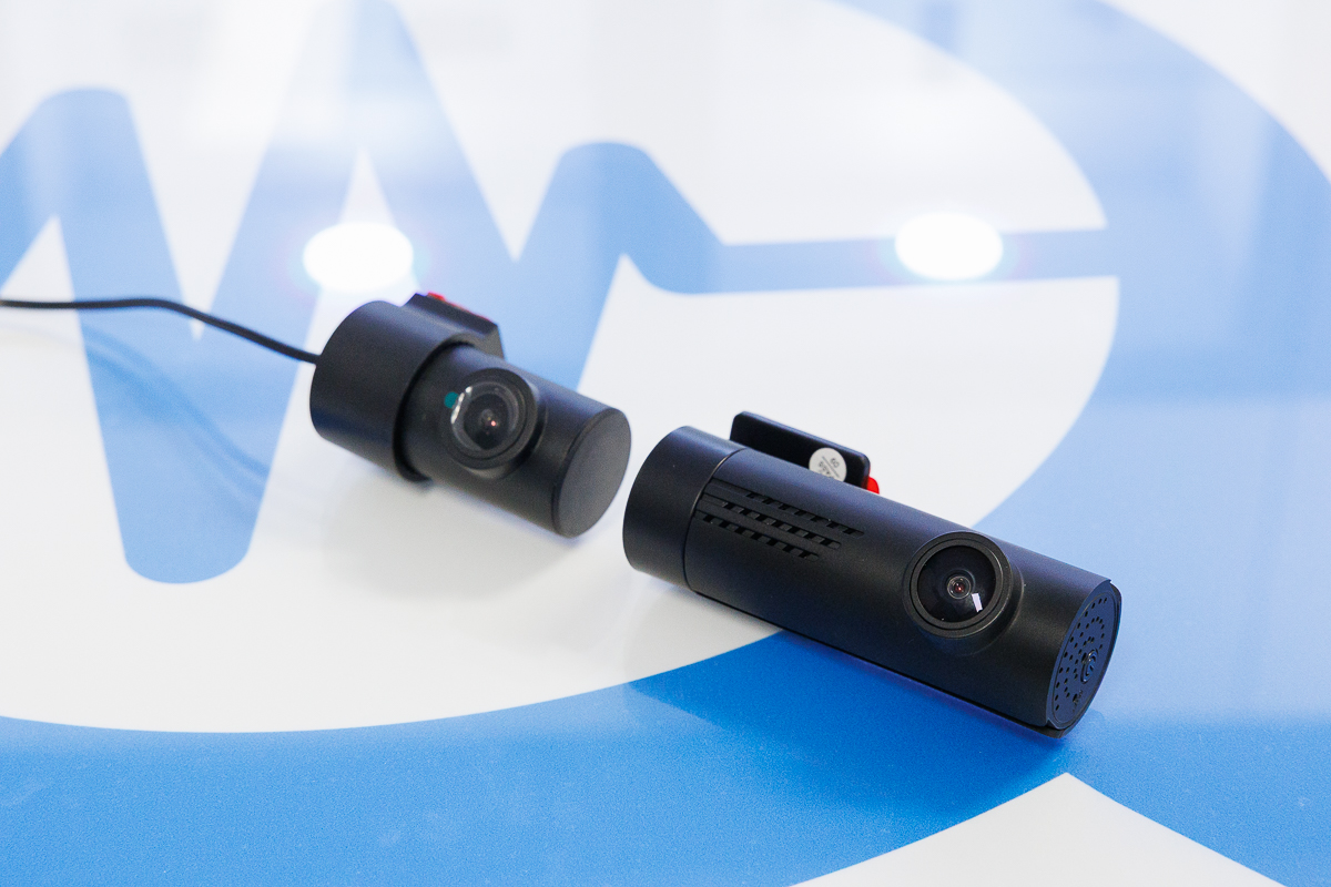 Dashcam WiFi Full HD 1080p con Retrocamera e Cavo Alimentazione Auto DASH.01